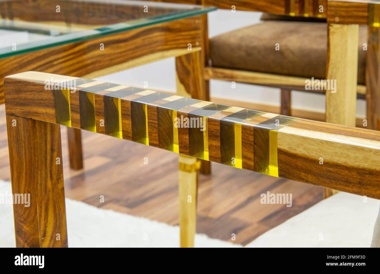 Dettaglio astratto di arredo di design interno con epossido resina nel braccio di mobili in legno Foto Stock