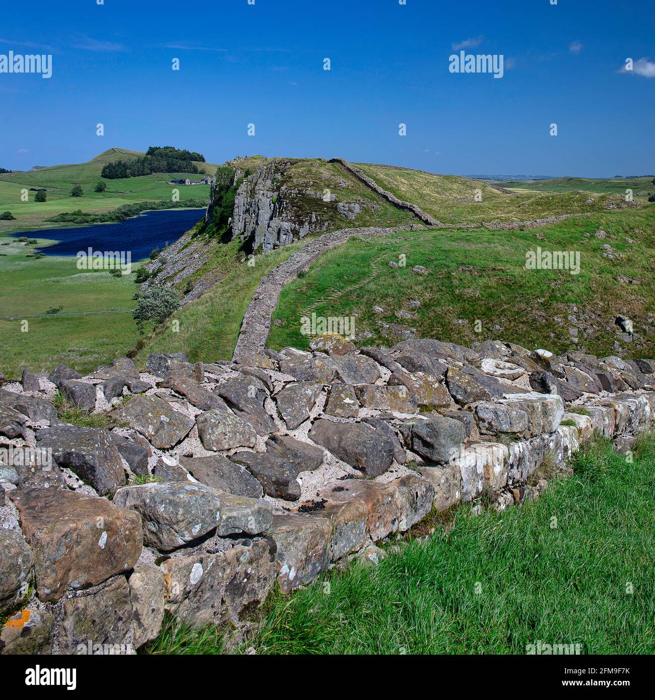 Vista a est da Steel Rigg sul Muro di Adriano, Northumberland National Park, Northumberland, Inghilterra, Regno Unito Foto Stock