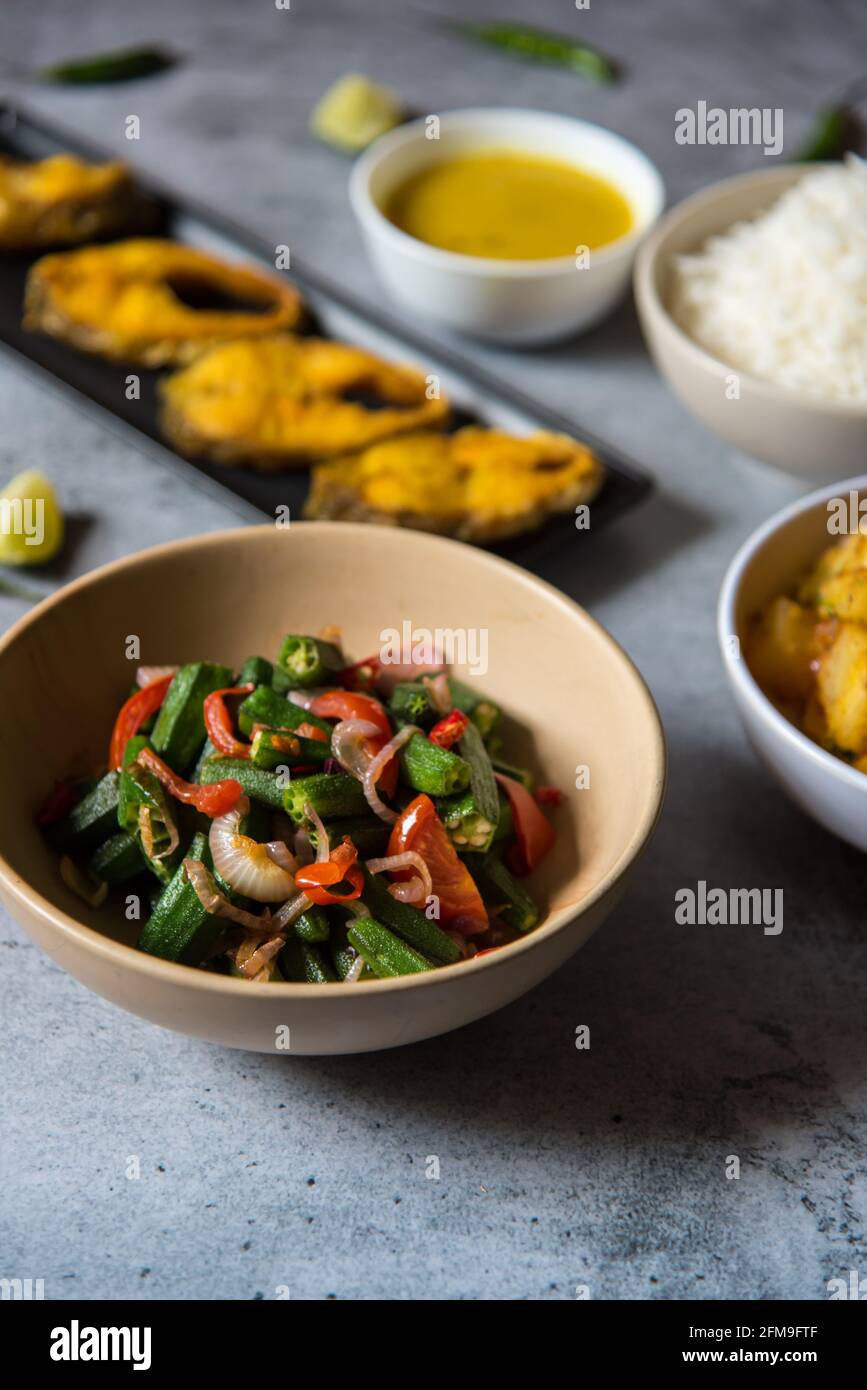 Pranzo indiano ingredienti alimentari su uno sfondo con l'uso di fuoco selettivo. Primo piano. Foto Stock