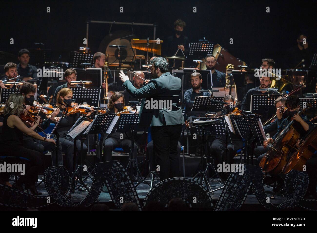 Il direttore d'orchestra Arturo Díez Boscosovich (C) conduce un'esibizione musicale durante la presentazione dell'evento 'il grande applaud' al Teatro Soho Caixabank. La fondazione teatrale dell'attore spagnolo Antonio Banderas, in collaborazione con altre fondazioni, ha organizzato due concerti dell'orchestra sinfonica Soho Pop dedicata agli anziani. Più di 350 persone anziane vaccinate godranno dei concerti musicali come tributo e apprezzamento per la loro responsabilità e lotta durante la pandemia del coronavirus. (Foto di Jesus Merida/SOPA Images/Sipa USA) Foto Stock