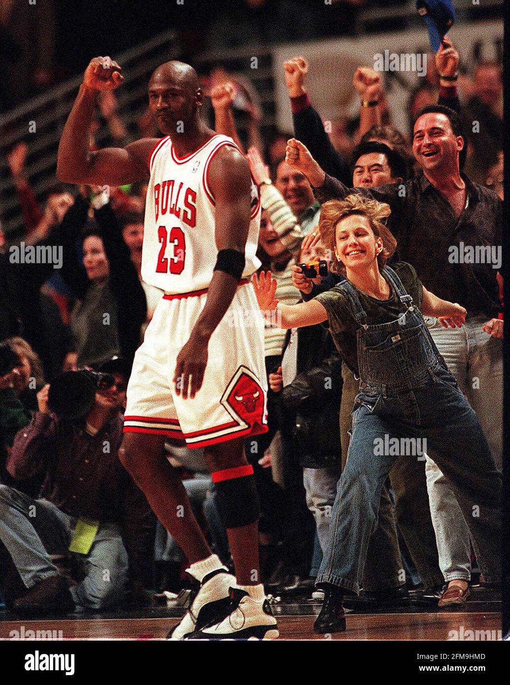 STATI UNITI. 05 maggio 2021. I fan si scatenano per Michael Jordan dopo il suo colpo vincente per i tori in una vittoria su Atlanta. (Foto di Charles Cherney/Chicago Tribune/TNS/Sipa USA) Credit: Sipa USA/Alamy Live News Foto Stock