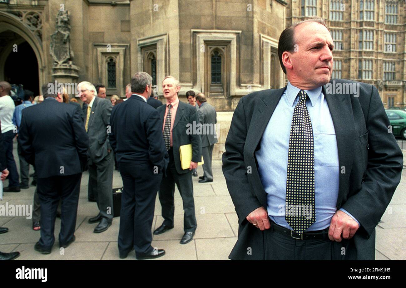 Simon Hughes MP giugno 2001 fuori dall'Hiuse dei Comuni Prima di una fotocellula con Charles Kennedy e l'altro 51 LIB DEM MP Foto Stock