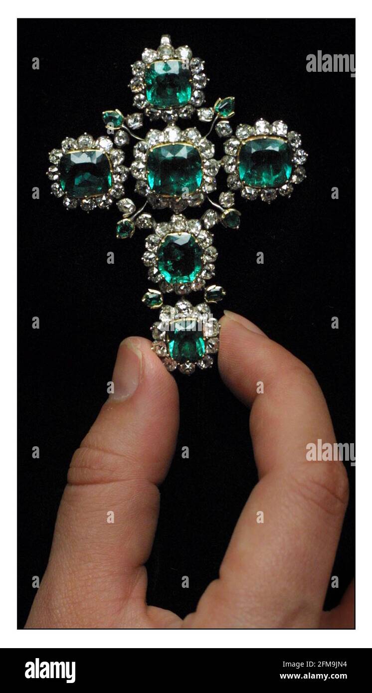 Soteby.... Uno squisito smeraldo e diamante crucifisso pendente,c 1800 che originariamente apparteneva alla regina Charlotte ed è inciso con il suo monogramma sul retro è stimato per vendere a 40 a 60,000 all'asta il 18 giugno 2002. Fotografato con Jewel specialista Emily Barber. pic David Sandison 28/5/2002 Foto Stock