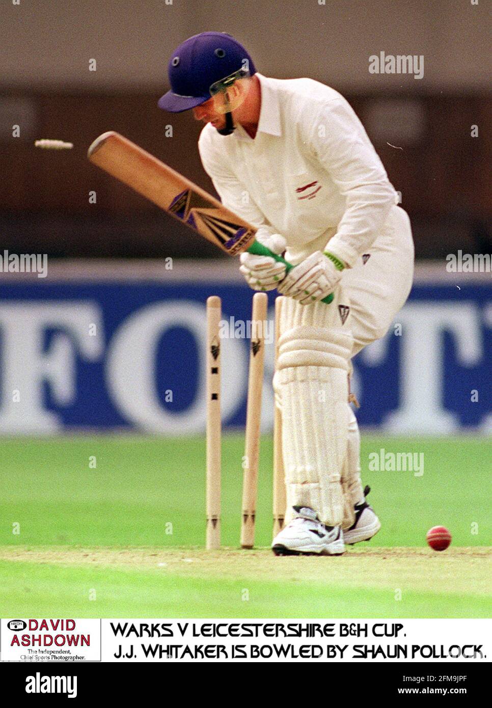 J J Whitaker del Leicestershire che viene inchinato da Shaun Pollock durante la partita di Benson e Hedges Cup Foto Stock