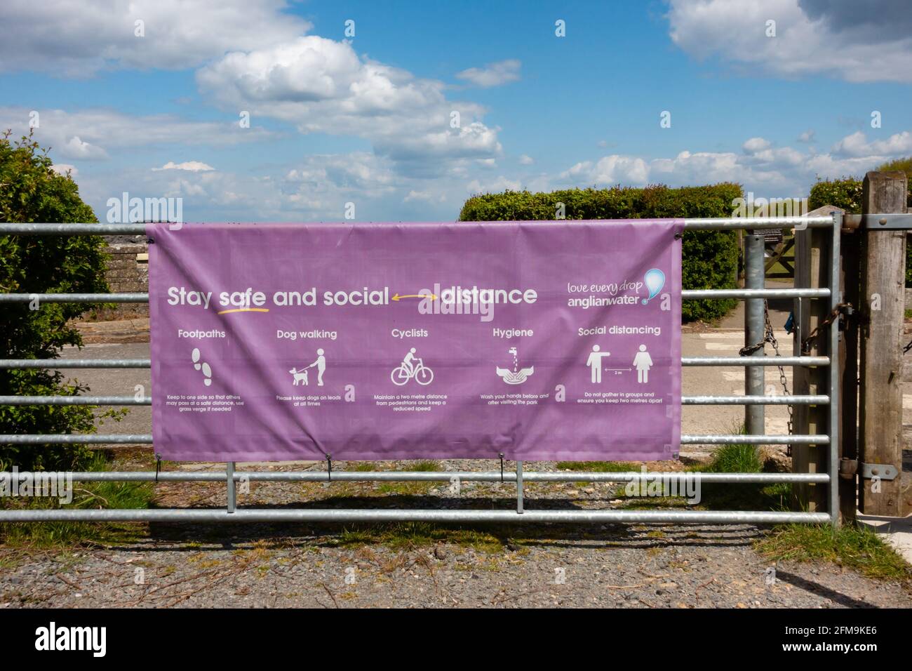 Corona Covid 19: Cartello sicuro e distanza sociale a Rutland Water, Oakham, Rutland, Inghilterra. Bacino idrico angliano, costruito nel 1970. Foto Stock