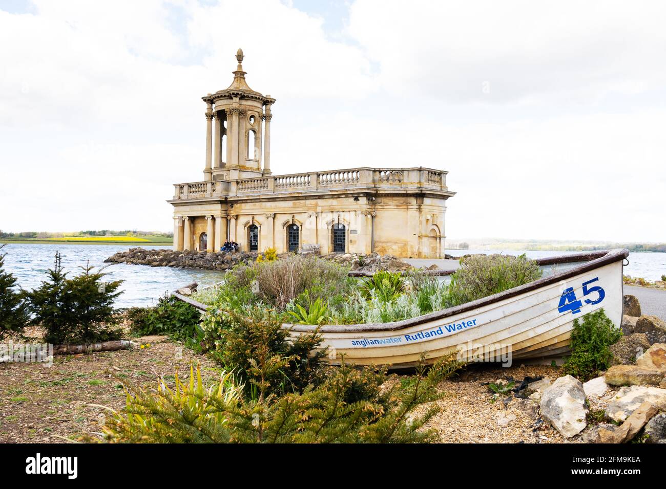 Noleggio di barche decorative, chiesa di Normanton, acqua di Rutland, Oakham, Rutland, Inghilterra. Bacino idrico angliano, costruito nel 1970. Foto Stock