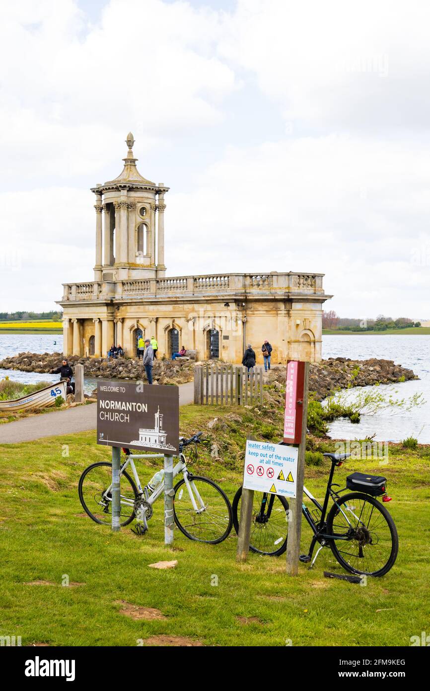 Biciclette e persone a Normanton Church, Rutland Water, Oakham, Rutland, Inghilterra. Bacino idrico angliano, costruito nel 1970. Foto Stock