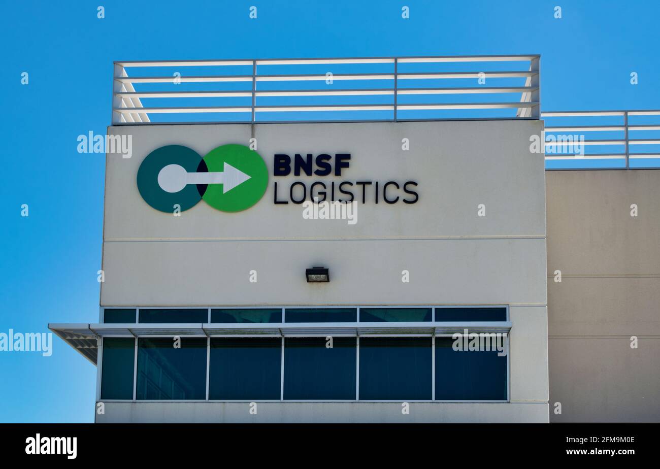 Houston, Texas USA 05-02-2021: BNSF Logistics edificio esterno ufficio a Houston, TX. Un'azienda di spedizione del trasporto di Berkshire Hathaway. Foto Stock