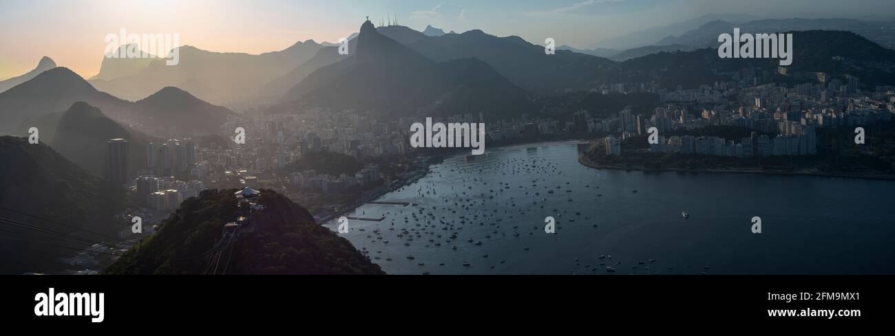 Meravigliosa vista panoramica di Rio De Janeiro, del paesaggio brasiliano, del Monte Corcovado con la Statua del Cristo Redentore e della Baia di Botafogo durante il tramonto Foto Stock