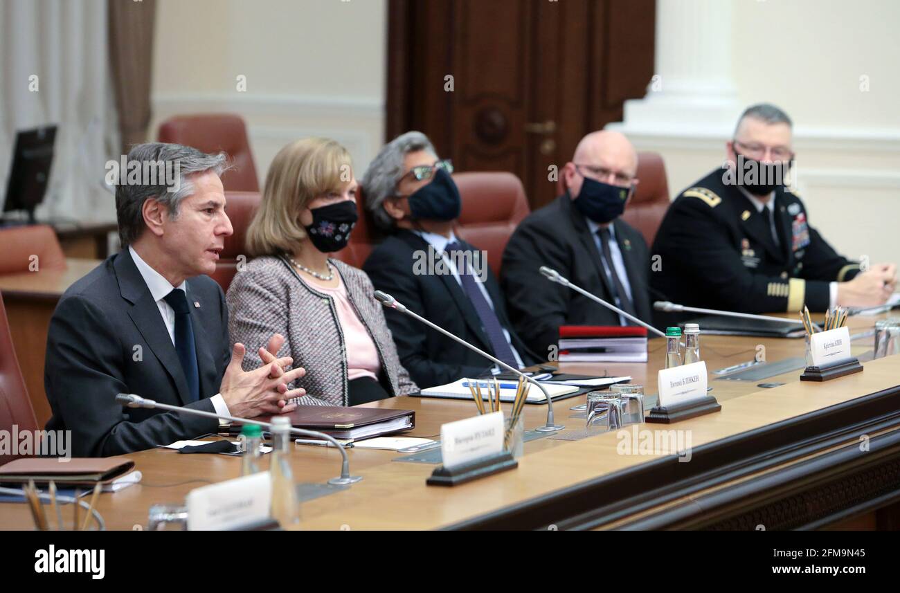 Non esclusivo: KIEV, UCRAINA - 6 MAGGIO 2021 - il Segretario di Stato americano Antony J. Blinken (L) partecipa ad un incontro con il primo ministro ucraino Denys Shmyha Foto Stock