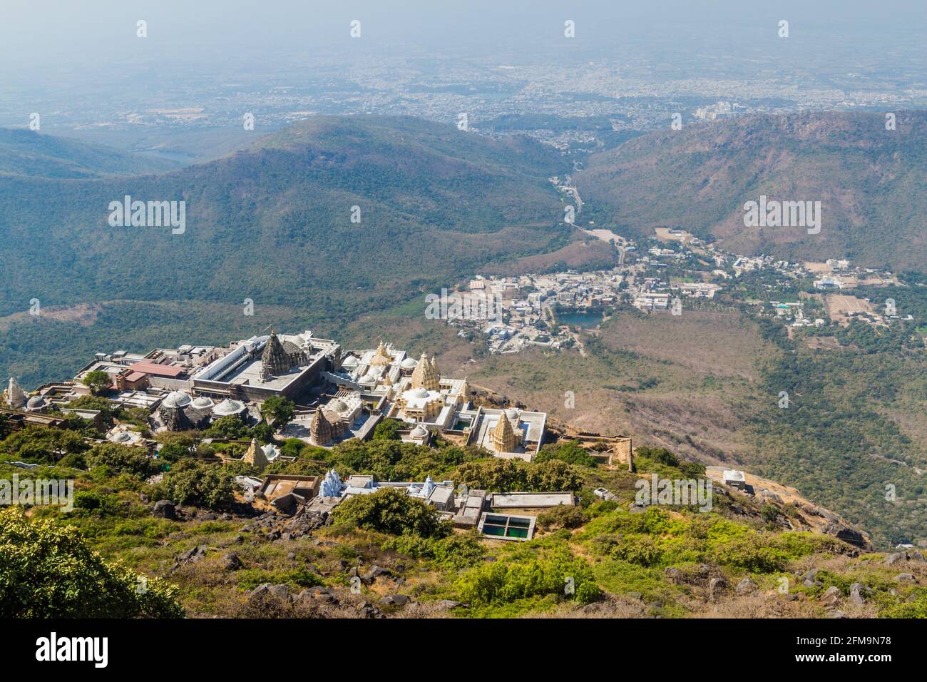 Tempio Jain a Girnar Hill, Gujarat stato, India. Junagadh sullo sfondo. Foto Stock