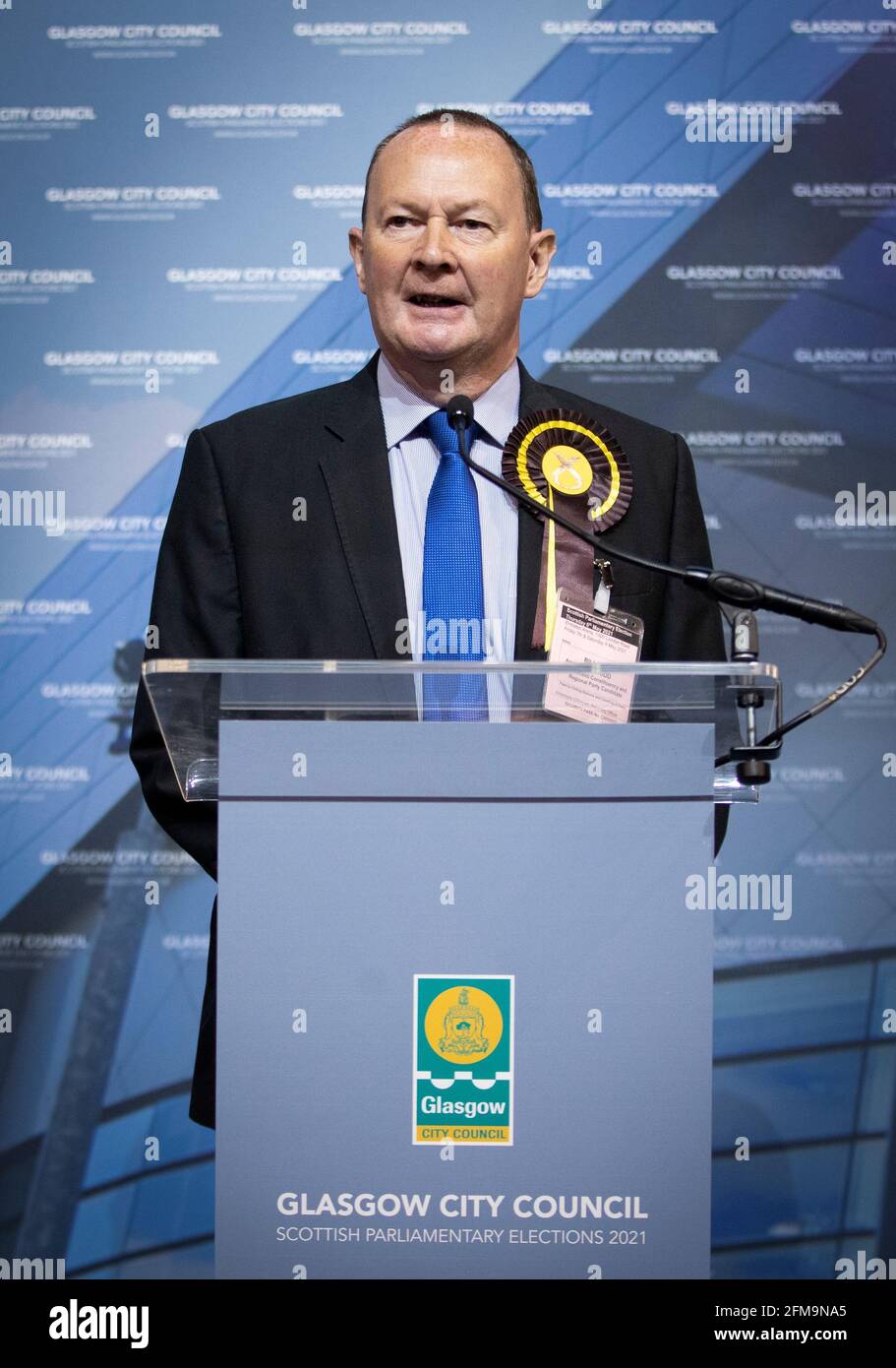 Bill Kidd del Partito Nazionale Scozzese (SNP) ha pronunciato il suo discorso sul palco dopo aver vinto il seggio per Glasgow Anniesland al conte per le elezioni parlamentari scozzesi alla Emirates Arena di Glasgow. Data immagine: Venerdì 7 maggio 2021. Foto Stock