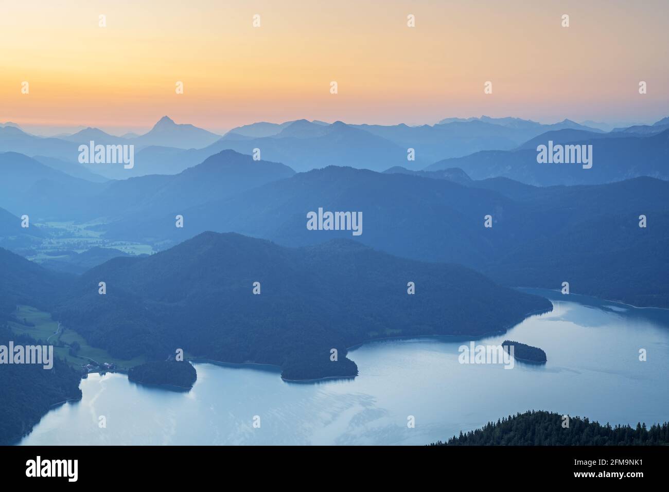 Vista dall'Herzogstand (1731 m) nelle Prealpi bavaresi sul Walchensee alle Alpi nel sud, alta Baviera, Baviera, Germania meridionale, Germania, Europa Foto Stock