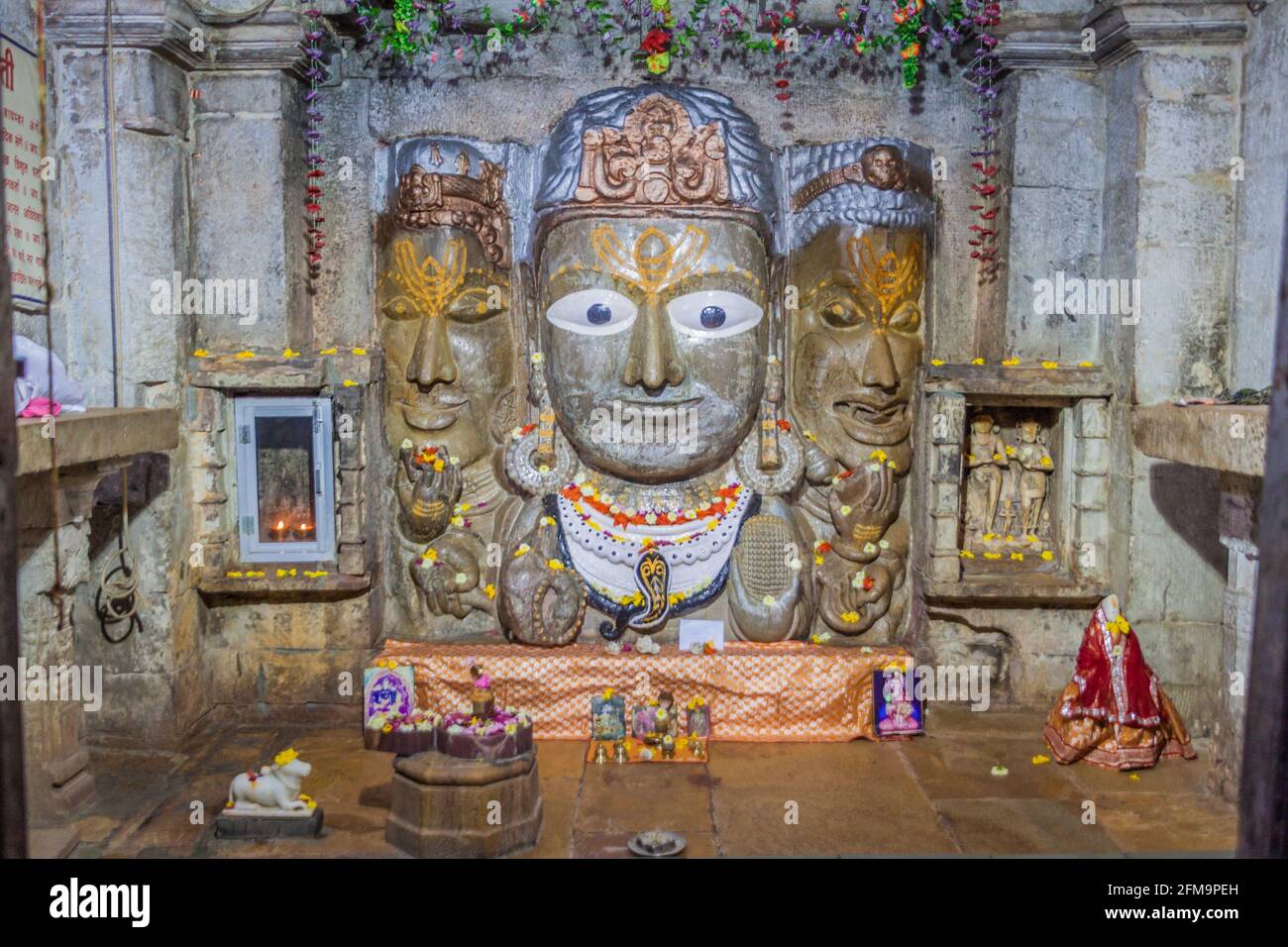 CHITTORGARH, INDIA - 15 FEBBRAIO 2017: Trimurti - tre facce del Signore Shiva nel tempio di Samadhisvar (Samidheshwar) a Chittor Fort a Chittorgarh, Raja Foto Stock