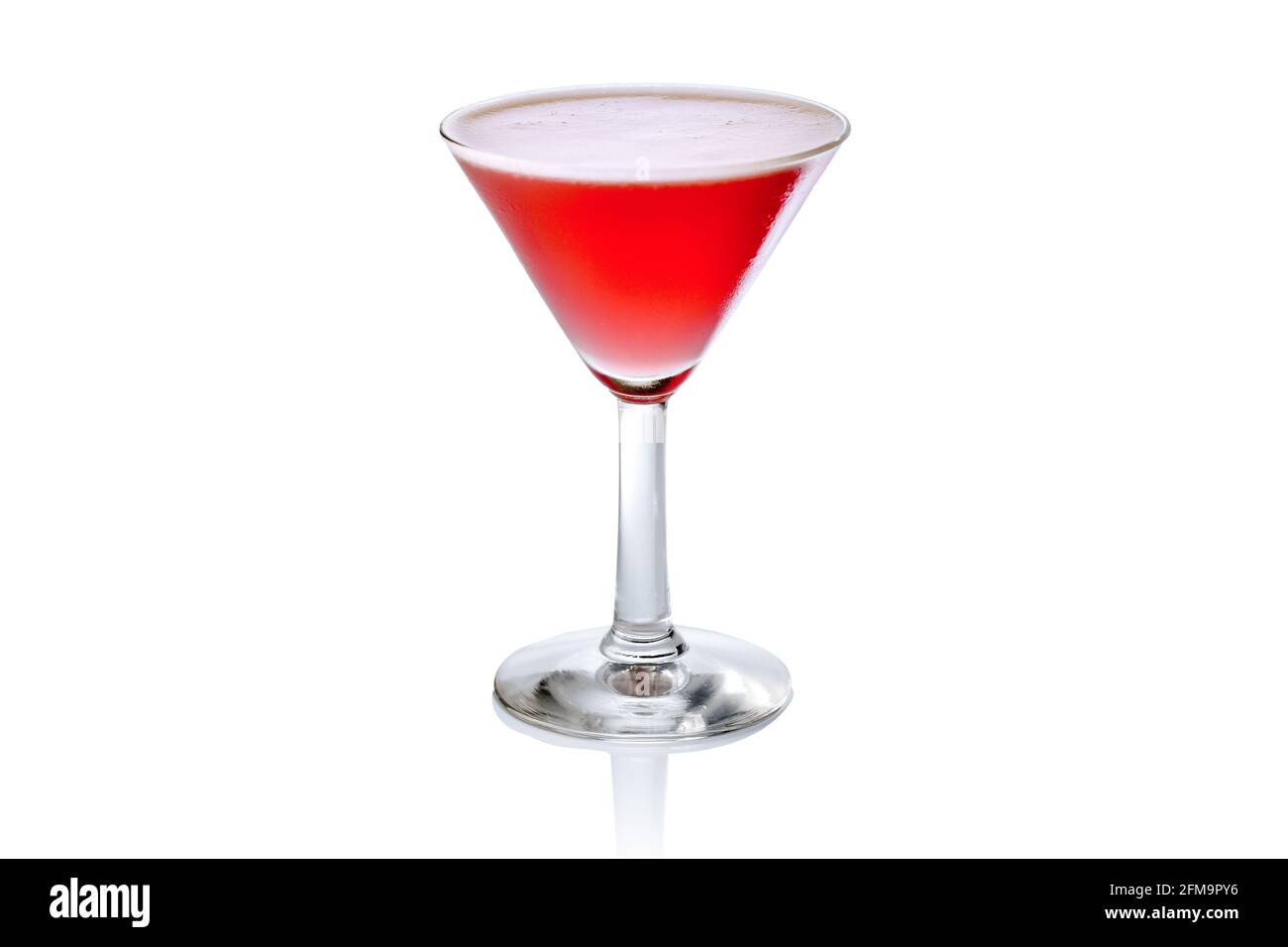 Cocktail Clover Club in vetro martini isolato su sfondo bianco Foto Stock