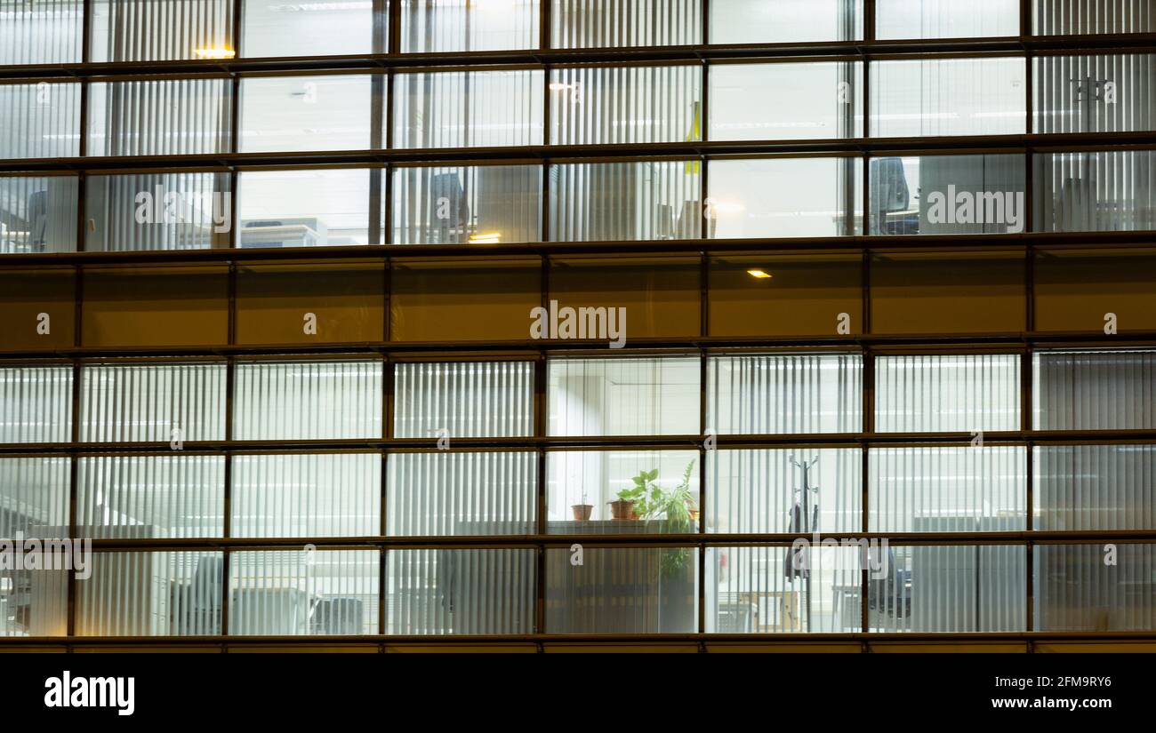 Luci accese negli uffici della città vuota. Foto Stock