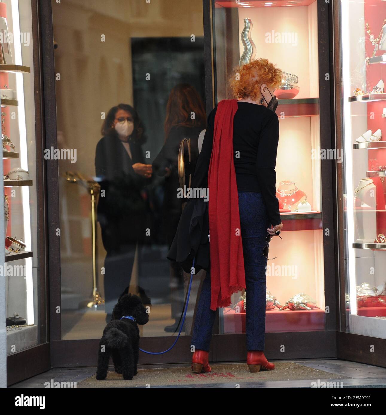 Milano, Ornella Vanoni in centro con il suo cane Ornella Vanoni cammina per le strade del centro con il suo cane ONDINA. Qui è nel tardo pomeriggio, fermandosi a curiosare tra le vetrine dei negozi, poi decide di andare in uno di loro per fare shopping. Credit: Independent Photo Agency Srl/Alamy Live News Foto Stock