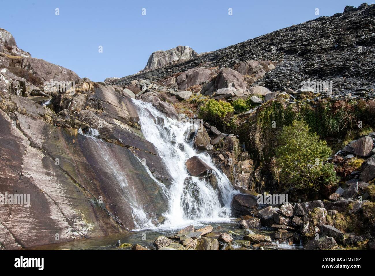 Cwmorthin cascata vicino Tanygrisiau Galles del Nord. Sopra le cascate si trova il vecchio villaggio e la cava di Cwmortin. Foto Stock