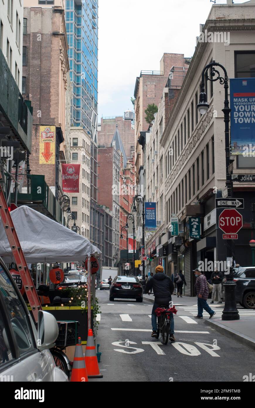 Persone per le strade di Manhattan, New York Foto Stock