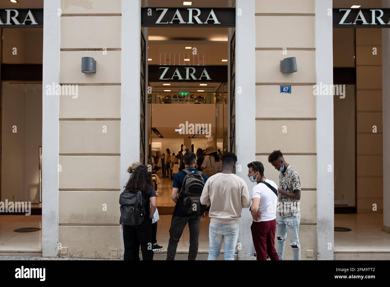 Atene, Grecia. 07 maggio 2021. La gente ha visto aspettare fuori da un negozio  Zara in via Ermou vicino a piazza Syntagma. (Foto di Nikolas Joao  Kokovlis/SOPA Images/Sipa USA) Credit: Sipa USA/Alamy