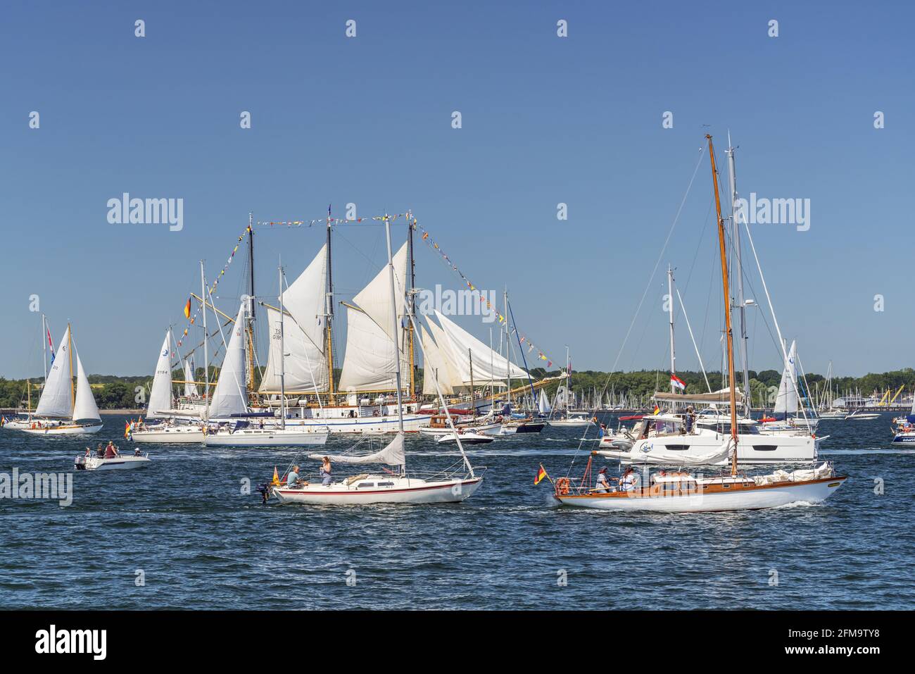 Barche a vela alla Grande Parata del Windjammer a Kiel Week, Kiel, Schleswig-Holstein, Germania Foto Stock