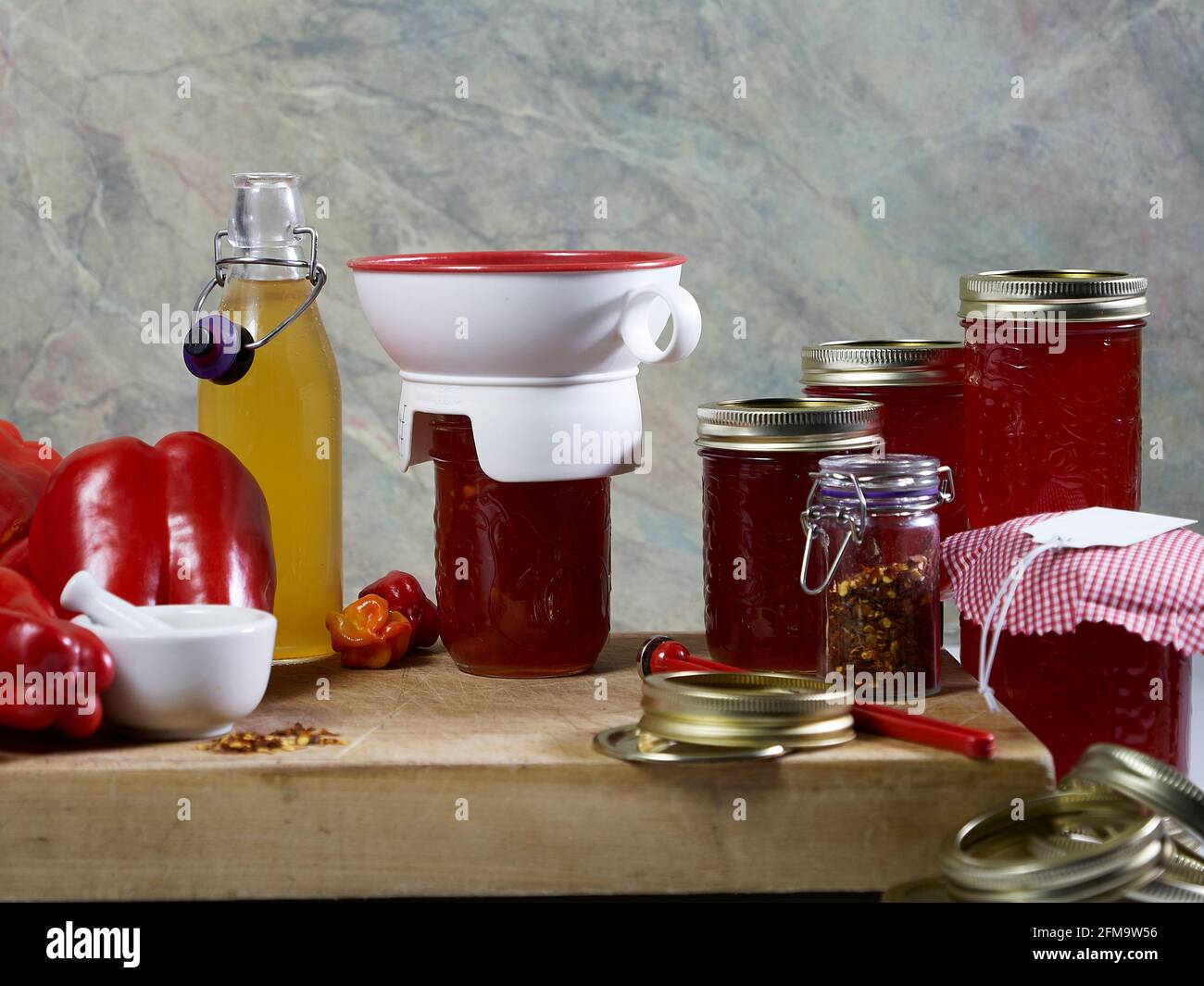 Vaschette di gelatina di pepe rosso e vaschette riempite Foto Stock