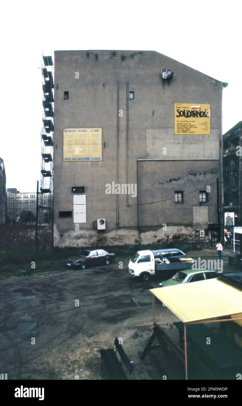 Casa al Muro di Berlino, con telecamera di sorveglianza, luglio 1984 Foto Stock