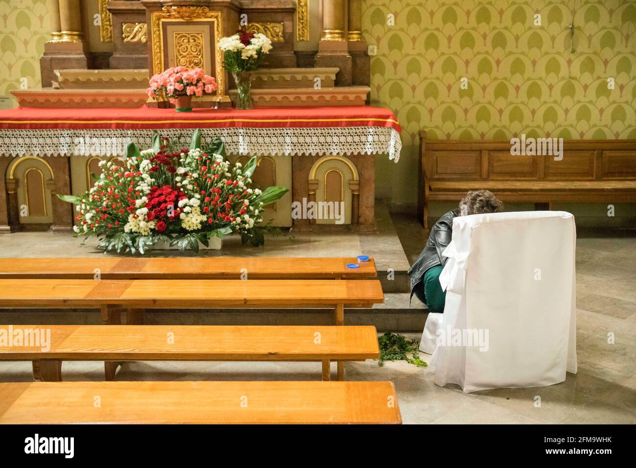 Torta e decorazioni per la celebrazione della Prima Comunione Foto stock -  Alamy