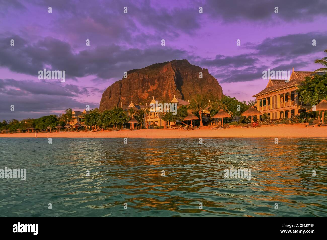 Mauritius sogni. L'ultima luce della giornata estiva risplende sulla famosa roccia chiamata le Morne Brabant. Foto Stock