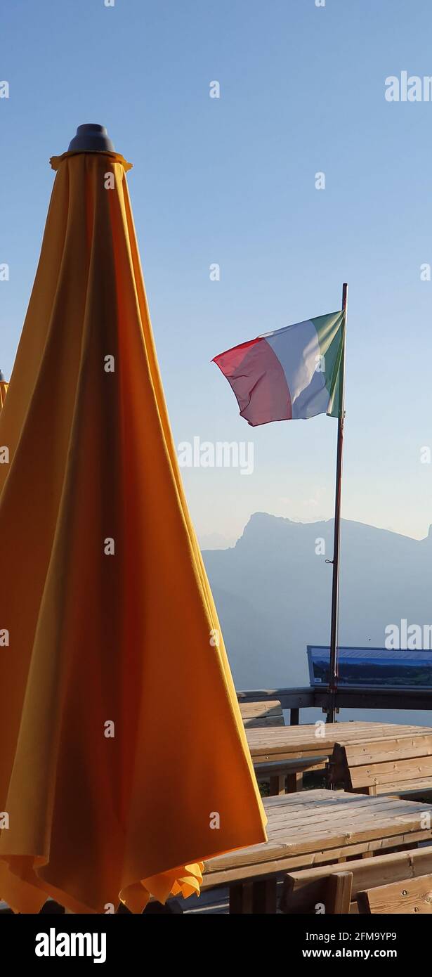 l'ombrello chiuso e la bandiera ondulata Foto Stock