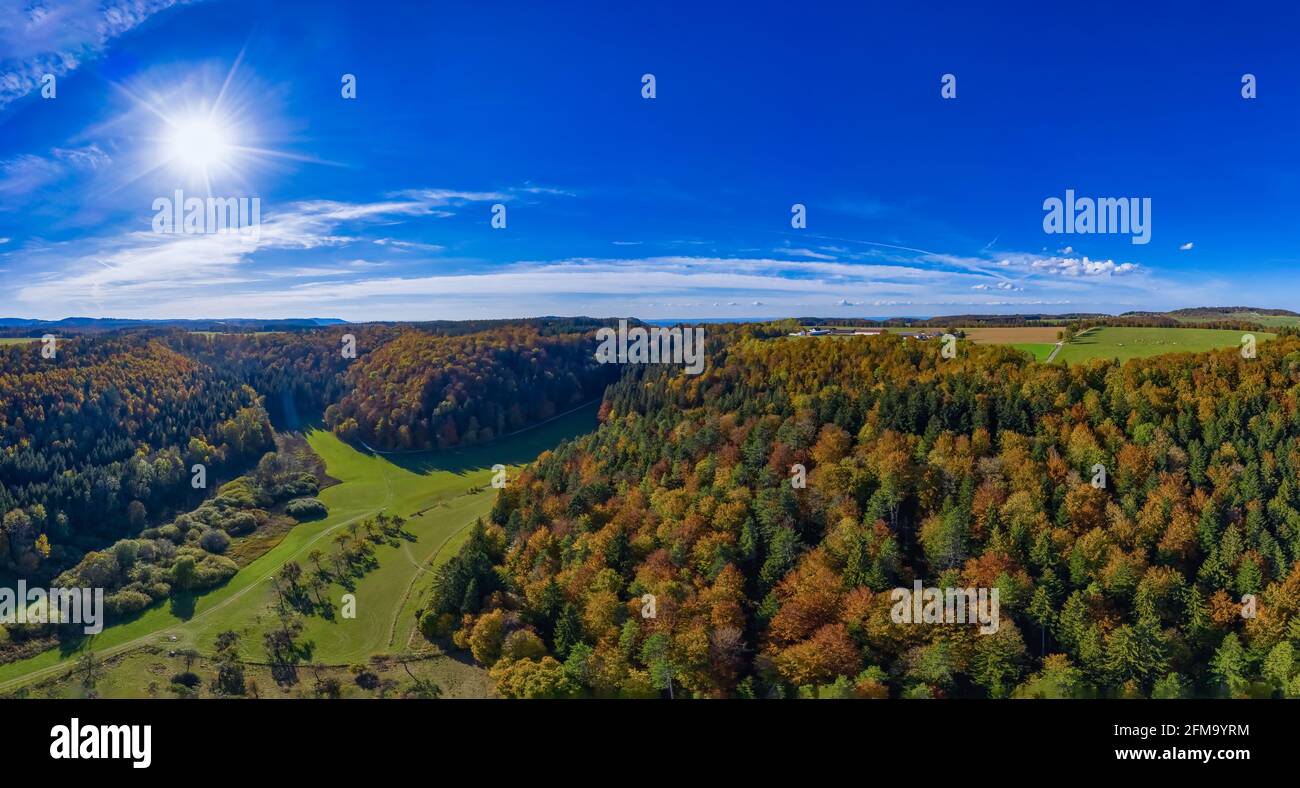 Paesaggio aereo di ispirazione, foresta autunnale e campi nella zona ricreativa dell'Alb Schwaebische a Baden Wuertemberg. Foto Stock