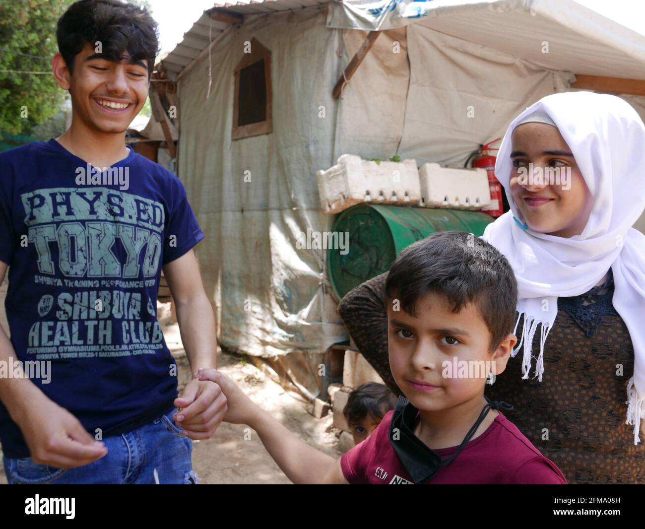 Ketermaya, Libano. 30 Apr 2021. I bambini nel campo giochi del campo profughi siriani di Ketermaya, sulla periferia di Ketermaya, distretto di Chouf, Governatorato del Monte Libano, Libano, il 30 aprile, 2021. Il campo esiste dal 2012. Vi sono nati molti bambini. (Foto di Elisa Gestri/Sipa USA) Credit: Sipa USA/Alamy Live News Foto Stock