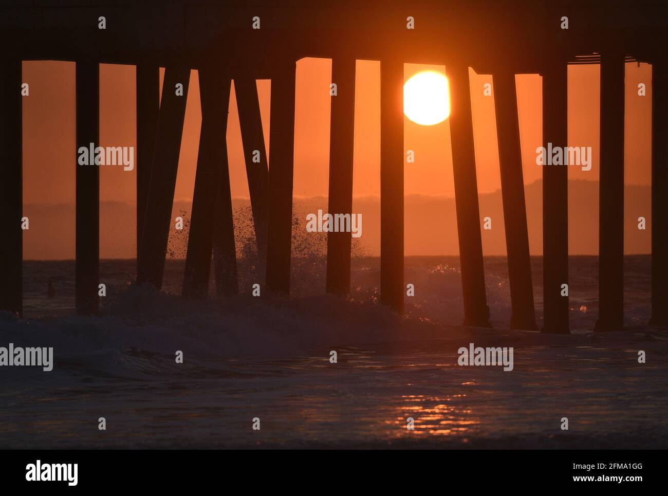 Paesaggio al tramonto al molo di Huntington Beach nella contea di Orange, California USA. Foto Stock