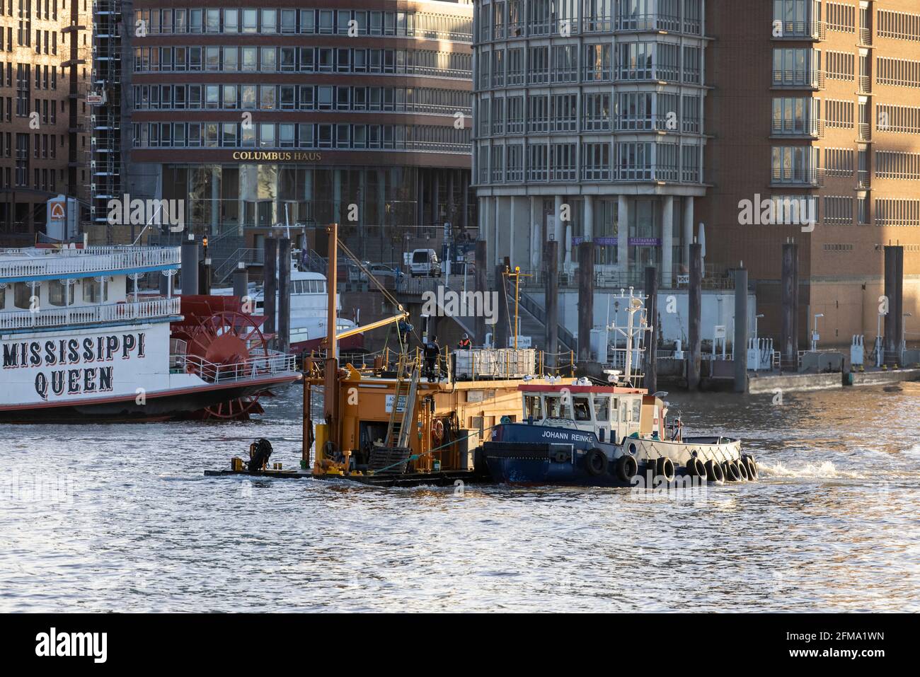 Un lancio trasporta un pontile di lavoro nel porto di Amburgo Foto Stock