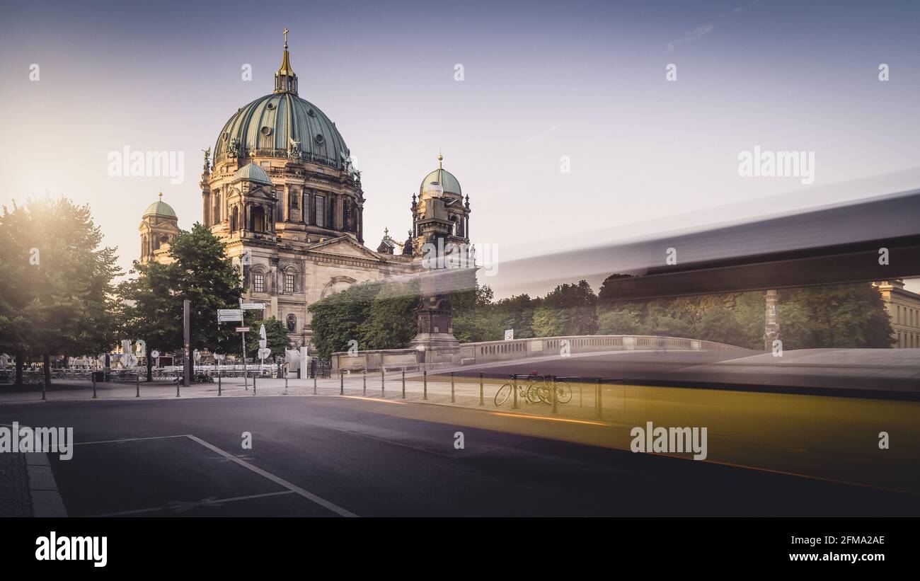 Traffico stradale all'alba presso la Cattedrale di Berlino. Foto Stock