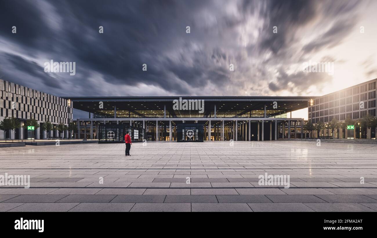 Tramonto all'aeroporto BER abbandonato di Berlino. Foto Stock