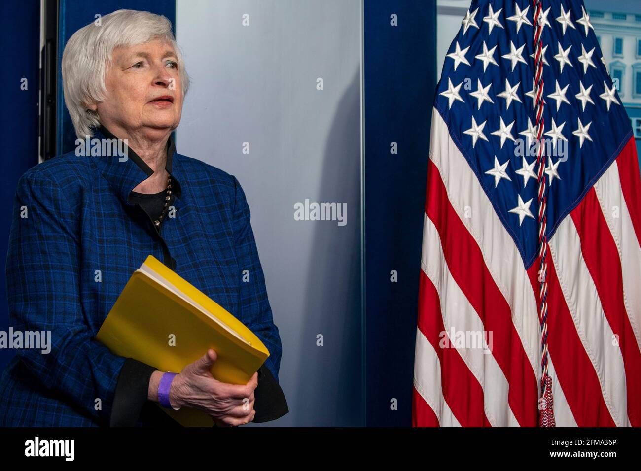 Il Segretario del Tesoro degli Stati Uniti Janet Yellen ascolta il Segretario della stampa Jen Psaki parlare con i giornalisti alla Casa Bianca a Washington, DC venerdì 7 maggio 2021. Il segretario alla stampa Jen Psaki ha parlato del rapporto sui lavori di aprile pubblicato oggi e il segretario del Tesoro Janet Yellen si è Unito oggi al briefing quotidiano. Credit: Tasos Katopodis/Pool via CNP /MediaPunch Foto Stock