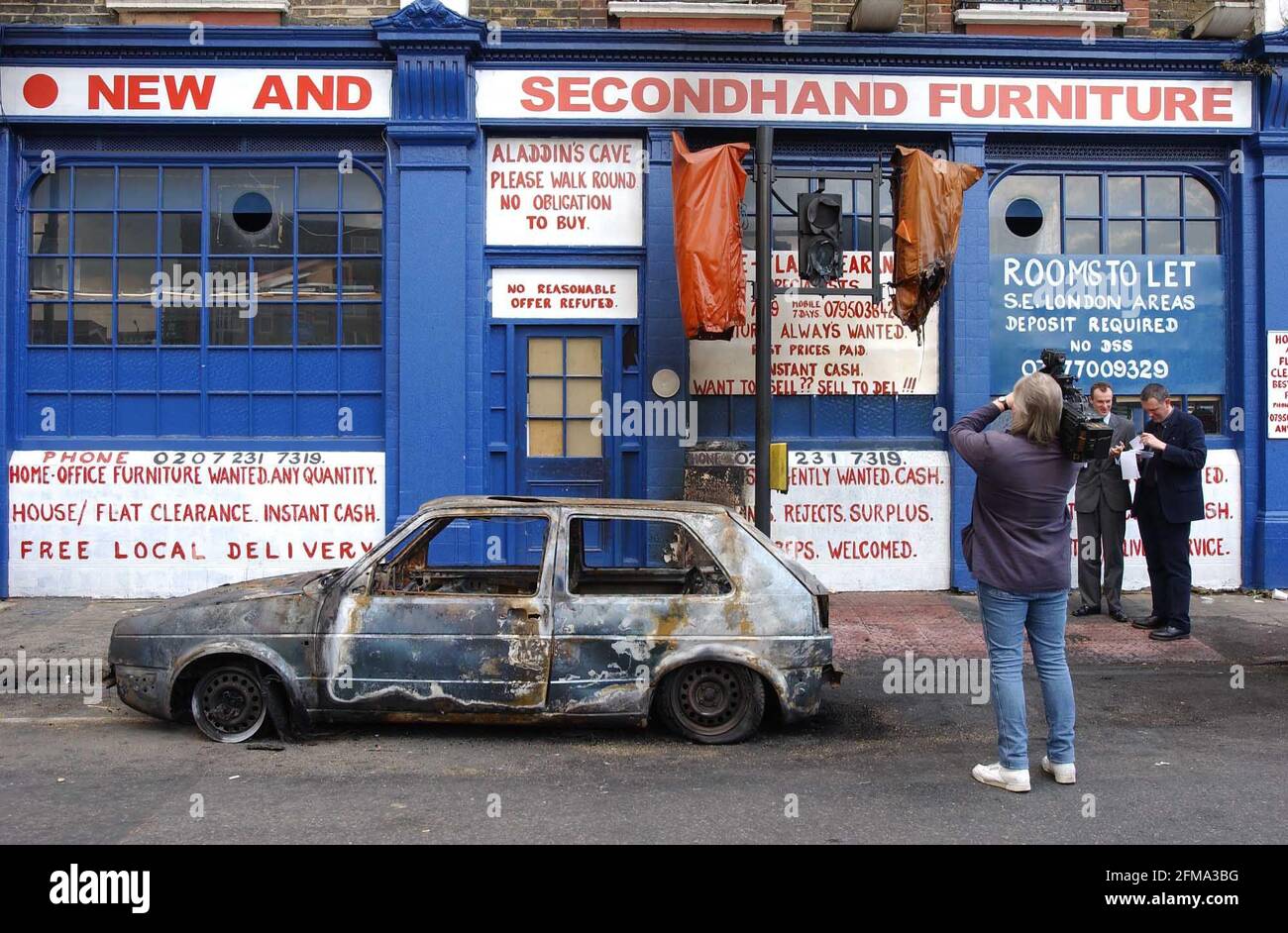 I relitti di automobile nell'immediato vuoto di Millwall F.C dopo La violenza che è scoppiata ieri notte.3 maggio 2002 foto Andy Paradiso Foto Stock