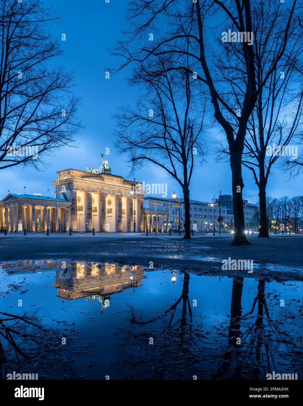 Ora blu a Berlino alla porta di Brandeburgo illuminata con riflessi. Foto Stock