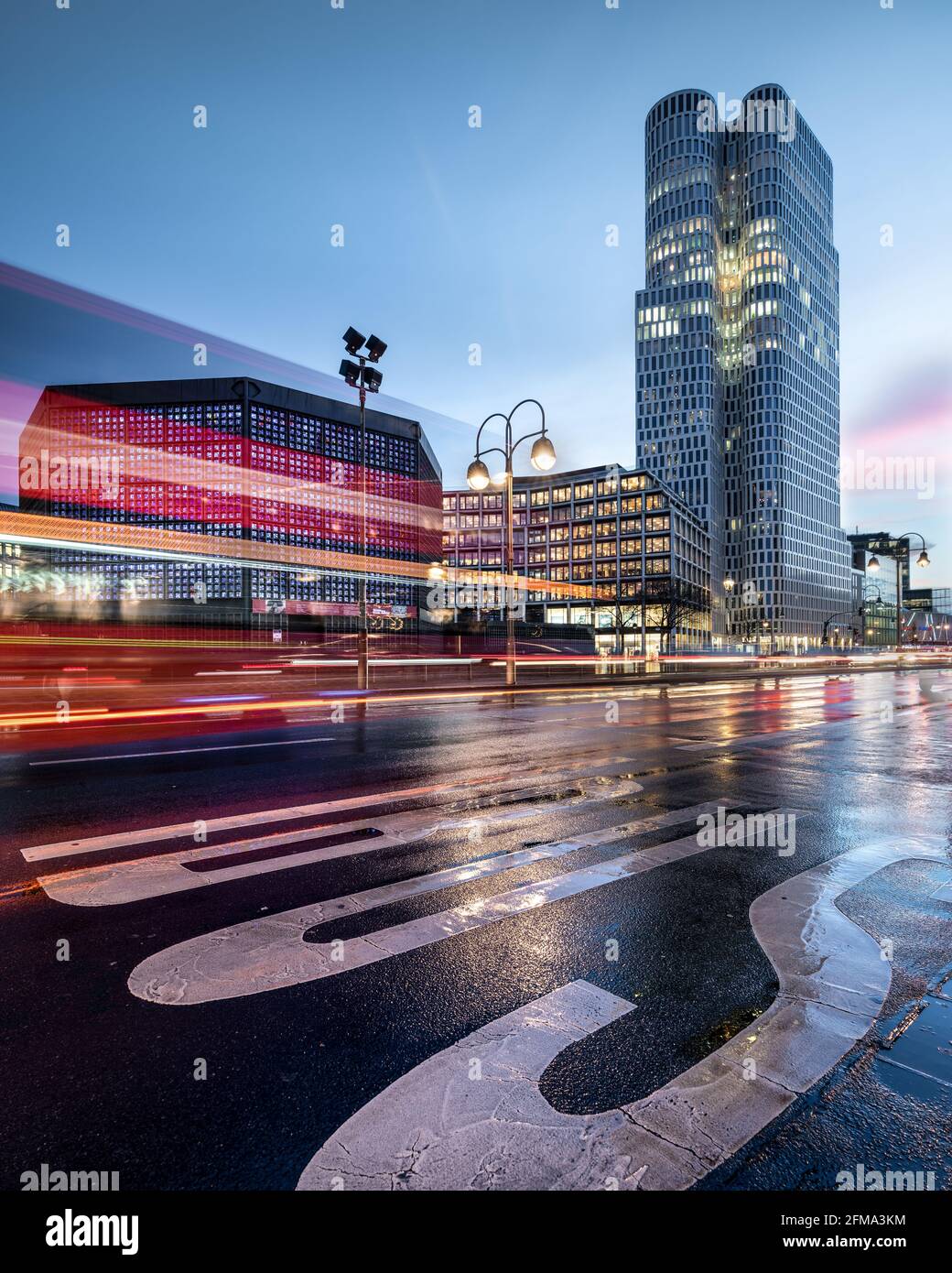 Traffico serale di fronte all'Upper West sulla Breitscheidplatz illuminata a Berlino. Foto Stock