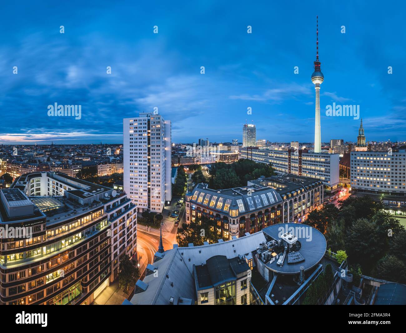 Tracce di luce dal traffico notturno di Berlino, di fronte alla torre della televisione e Alexanderplatz. Foto Stock