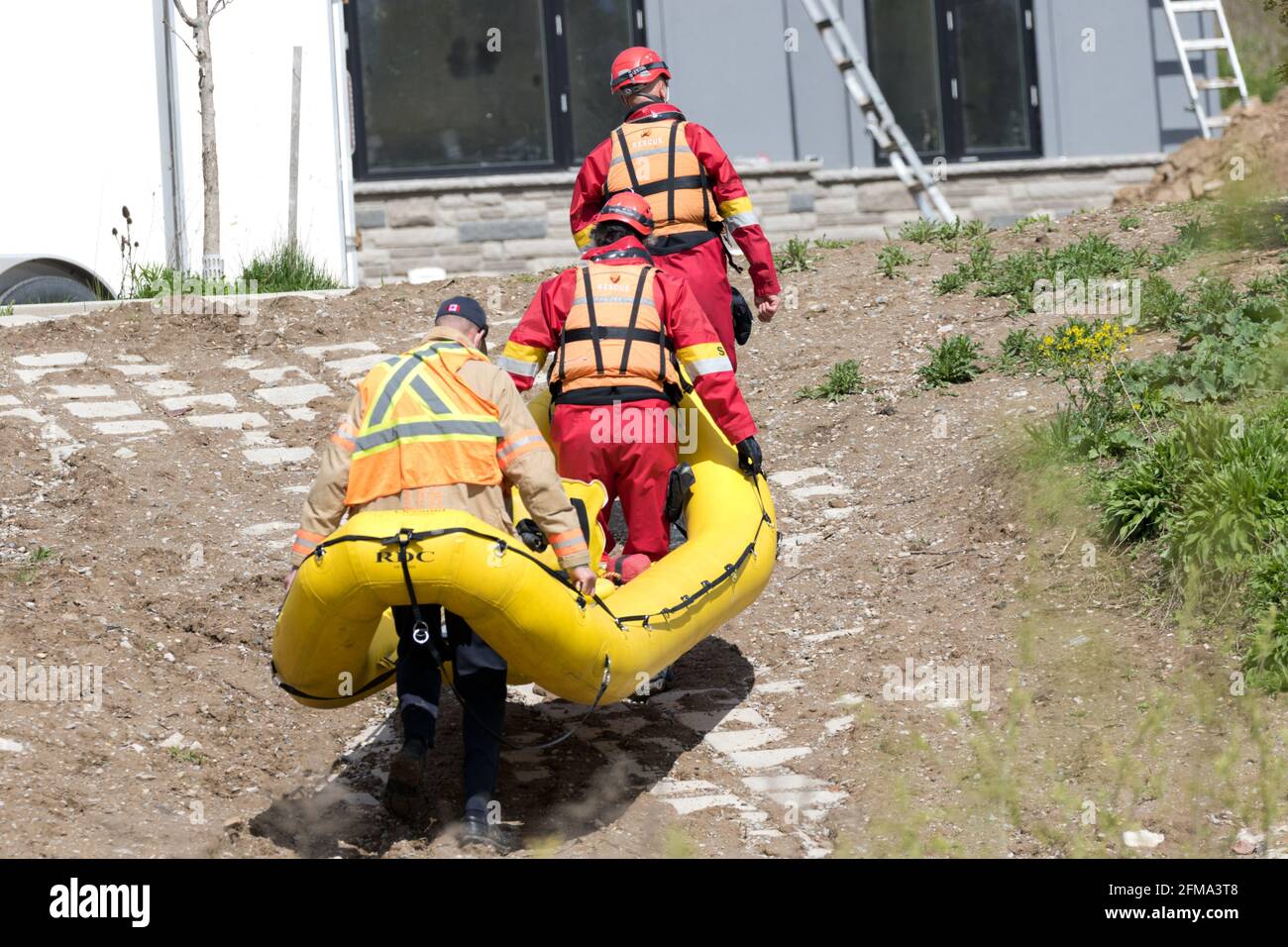 Tre persone del dipartimento dei vigili del fuoco di Londra che rispondono a una chiamata di soccorso in acqua a Londra, Ontario, Canada. Foto Stock