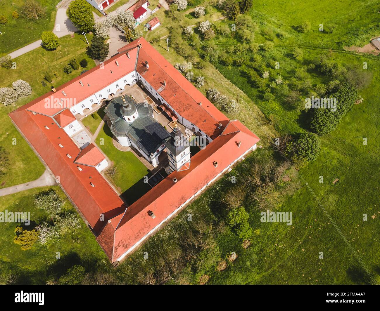 Parco Nazionale Fruska Gora , Monastero di Krusedol, Serbia. Vista aerea del monumento storico antico del XVI secolo Foto Stock