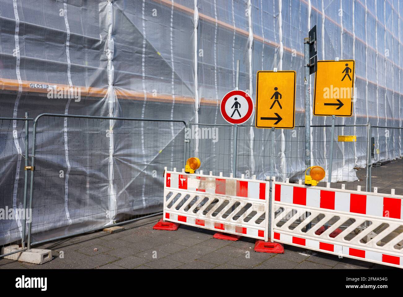 Essen, Renania Settentrionale-Vestfalia, Germania - cordone di cantiere su facciata di un cantiere di costruzione di uffici a ponteggio. Foto Stock