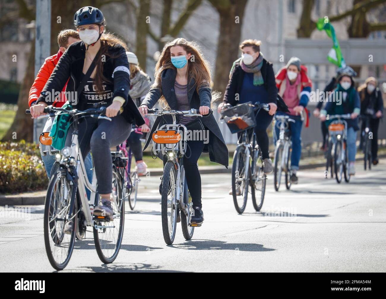 Essen, Nord Reno-Westfalia, Germania - venerdì per il futuro, gli attivisti del clima dimostrano in tempi della corona pandemia corona-conforme con maschera e distanza sotto il motto NoMoreEmptyPrmises sotto forma di una bicicletta demo. Foto Stock