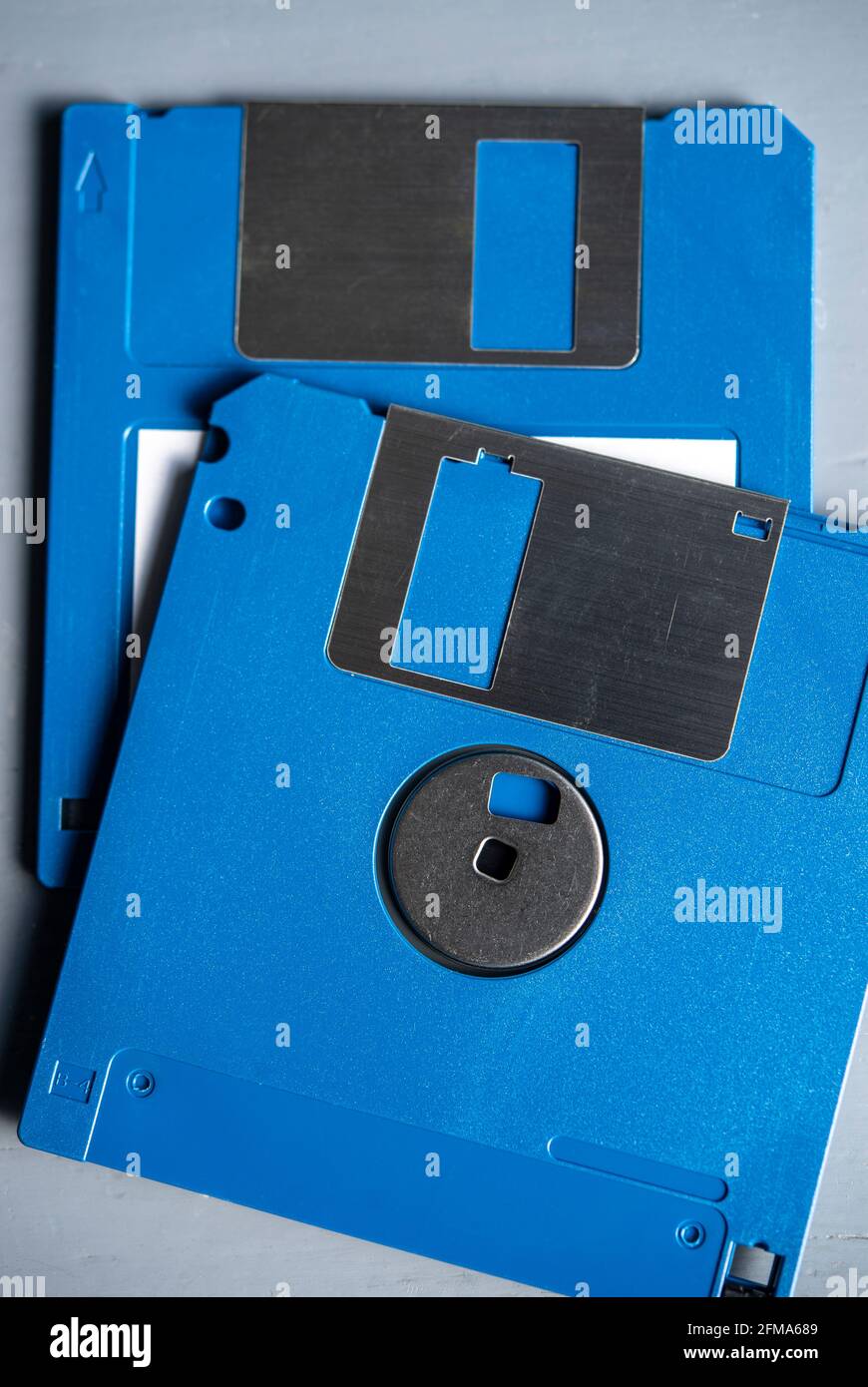 Primo piano di due dischi floppy blu Foto Stock