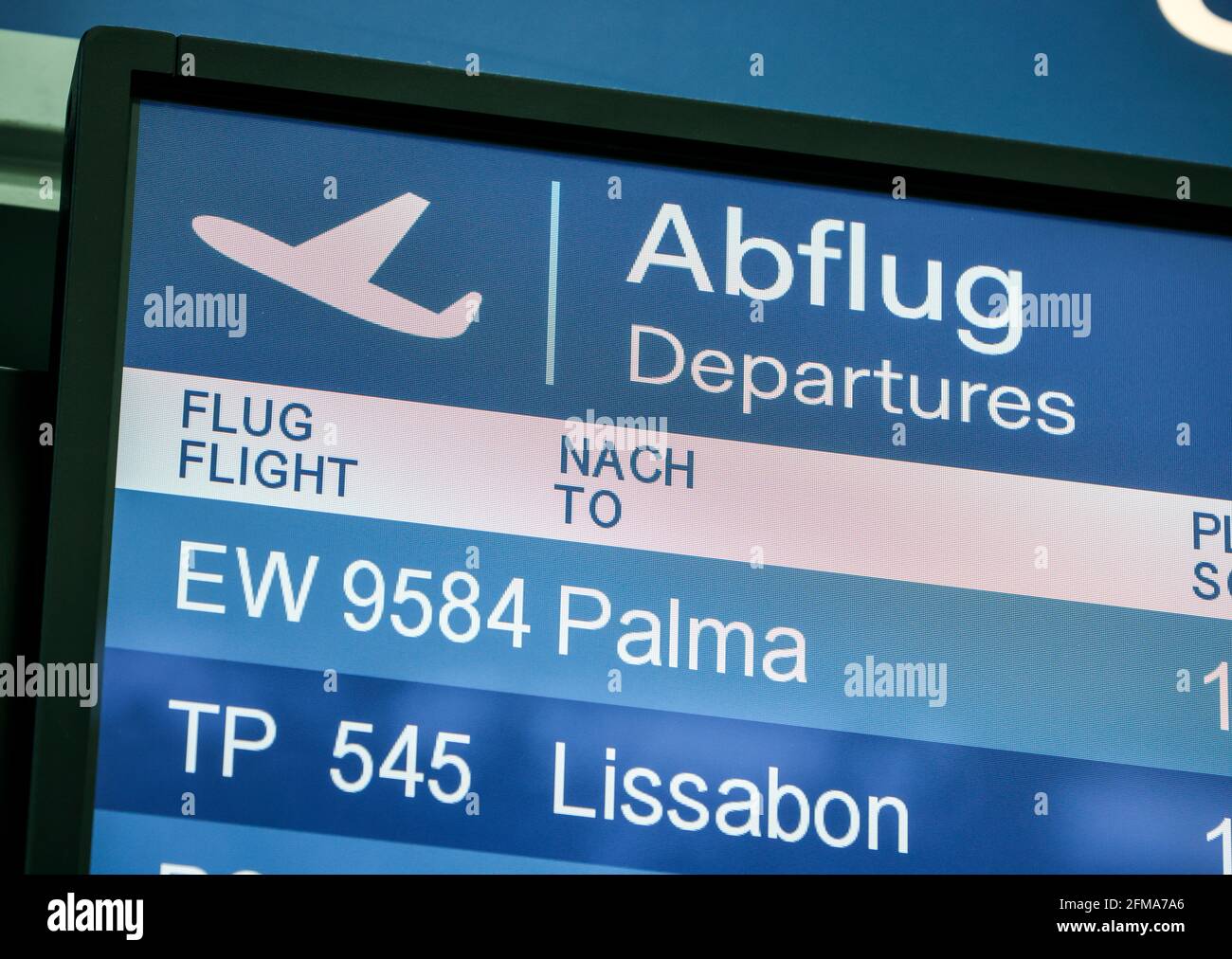 Düsseldorf, Nord Reno-Westfalia, Germania - Aeroporto di Düsseldorf, partenza per Maiorca, mostra le partenze per Palma e Lisbona, vacanze di Pasqua in tempi della pandemia corona, prima del volo per la Spagna e anche prima del volo di ritorno per la Germania, i viaggiatori aerei devono mostrare un test corona negativo. Foto Stock Düsseldorf, Nord Reno-Westfalia, Germania - Aeroporto di Düsseldorf, partenza per Maiorca, mostra le partenze per Palma e Lisbona, vacanze di Pasqua in tempi della pandemia corona, prima del volo per la Spagna e anche prima del volo di ritorno per la Germania, i viaggiatori aerei devono mostrare un test corona negativo. Foto Stock