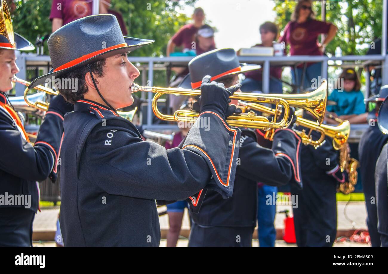 2019 08 31 Tahlequah USA membri della fascia della High School in cappelli cowboy e le uniformi nere e i guanti giocano le trombe davanti Recensire lo stand in Cherokee N. Foto Stock