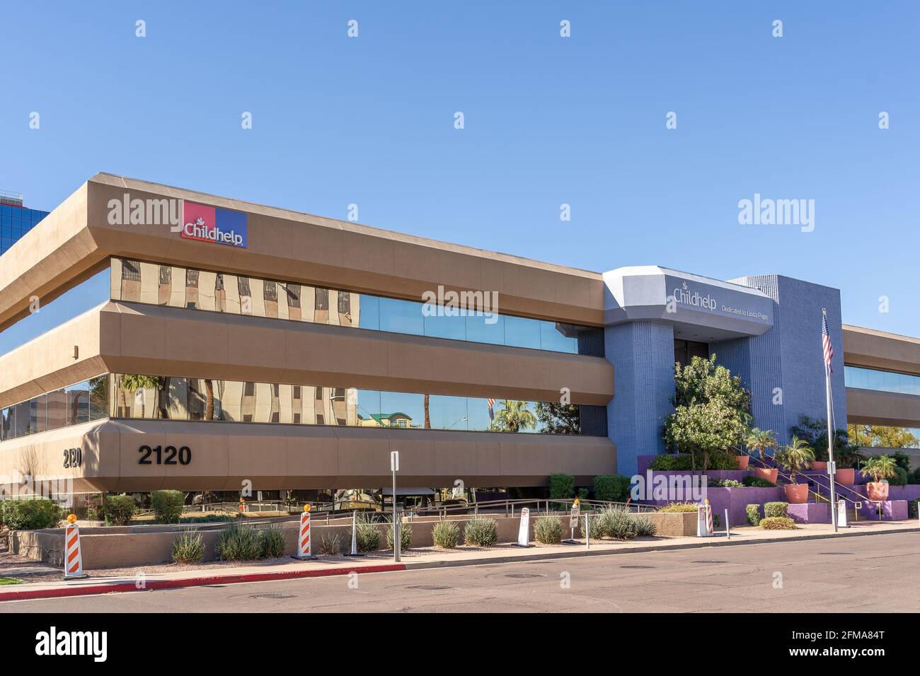 Phoenix, AZ - 20 marzo 2021: ChildHelp dedicato a Linda Papa edificio condiviso con il City of Phoenix Family Advocacy Center Foto Stock