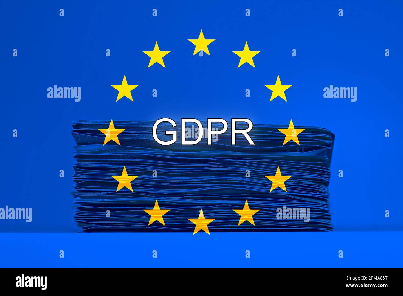 Bandiera europea con denaro come sfondo e il testo "GDPR" Foto Stock
